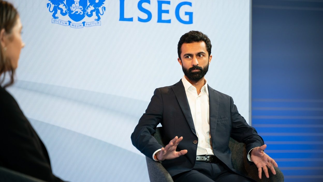 Aarondeep Singh 正在 1 号工作室接受采访,背景为伦敦证券交易所集团 (LSEG) 徽标